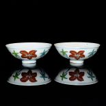 閗彩纏枝花卉小碗一對 (大明成化年製)雙框款 A Pair of Wine Bowls with Floral Scrolls Chenghua Mark. Diameter: 3⅜ in (8.