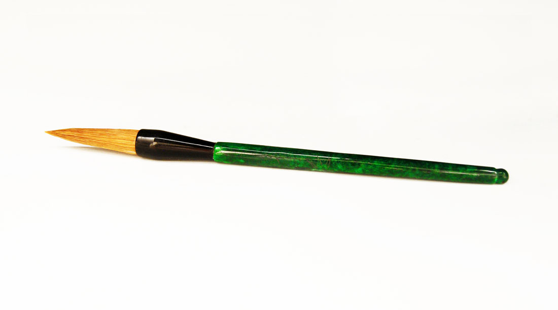 精美翡翠狼毫筆 Jadeite Brush with Weasel Bristle Length: 10½ in (26.7 cm) Weight: 57 g Starting Bid: $300