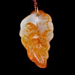瑪瑙秋葉花卉掛飾連珠項錬 Carved Agate Pendant in Leaf Form with Necklace Height: 2⅛ in (5.4 cm) Weight: 29 g