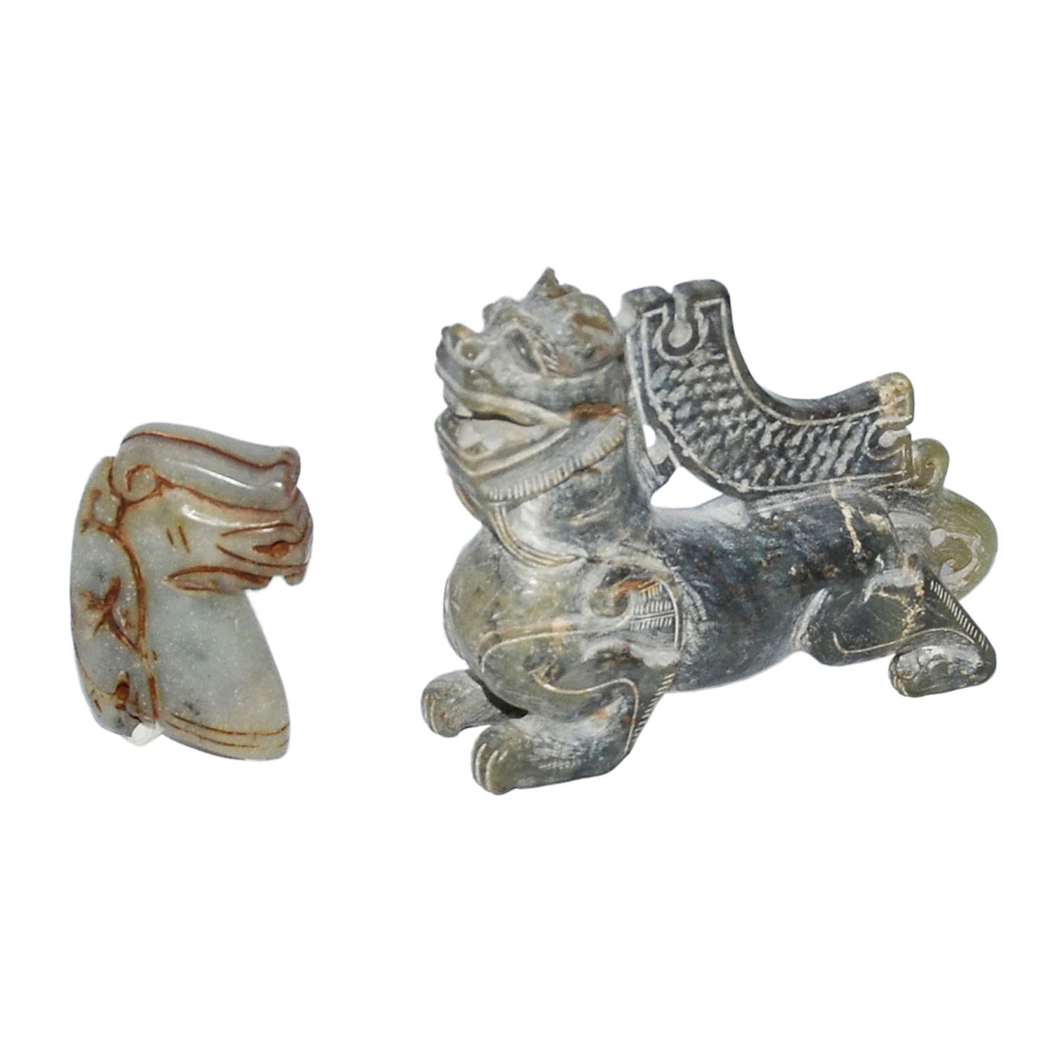 玉雕龍頭獸身、馬頭伏獸一組二件 Two Carved Dark Jade Mythical Beasts Ornaments  Height: 3¾ in (9.5 cm), 2½ in (6.4