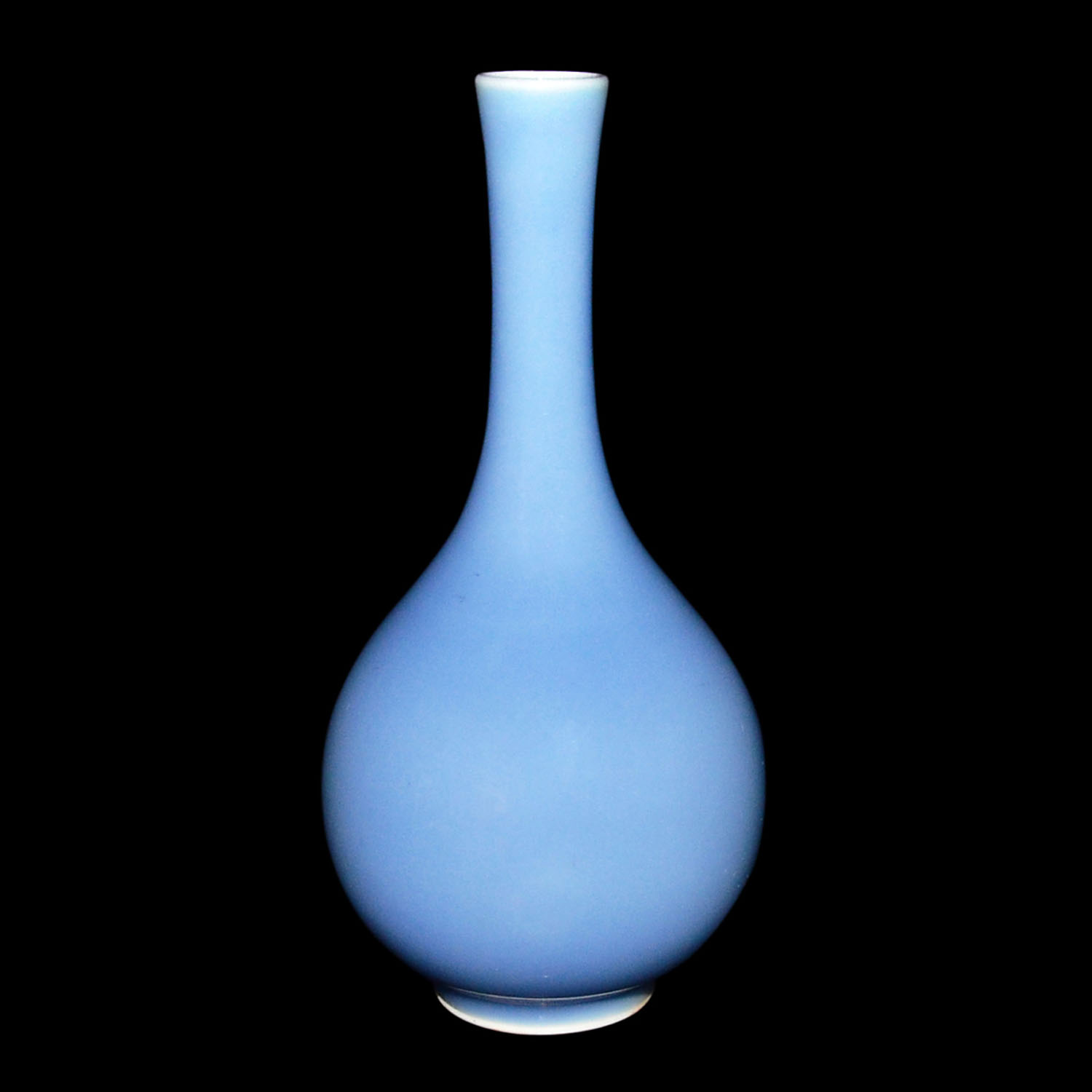 粉藍釉懸膽瓶 康熙款 Powder-Blue-Glazed Bottle Vase Kangxi Mark  Height: 7⅛ in (18.1 cm)