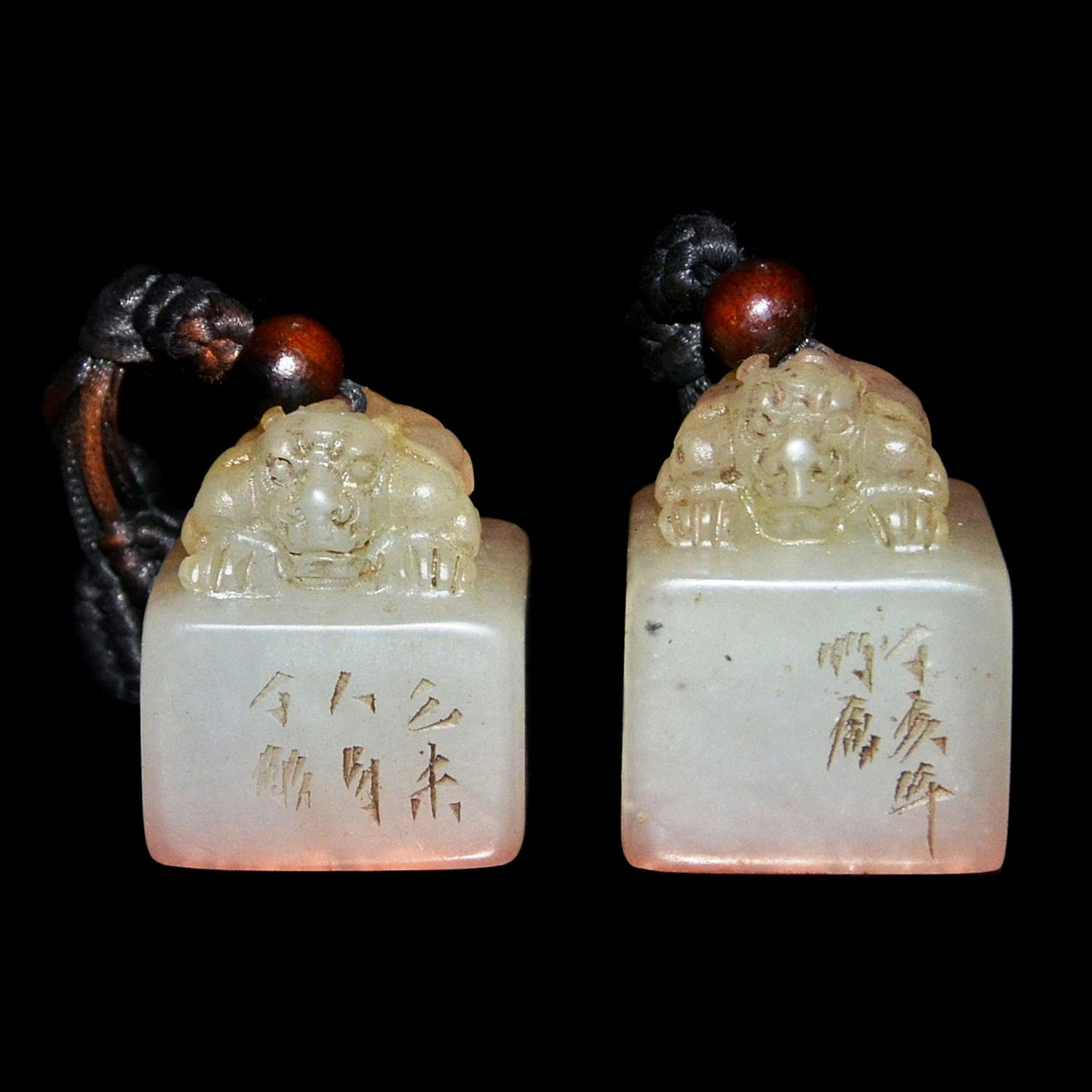 芙蓉石雕荔枝凍獅鈕方印章一對二件 印文(法貴天真)(和風清穆) A Pair of Translucent Furong Stone Square Seals with Carved Lion