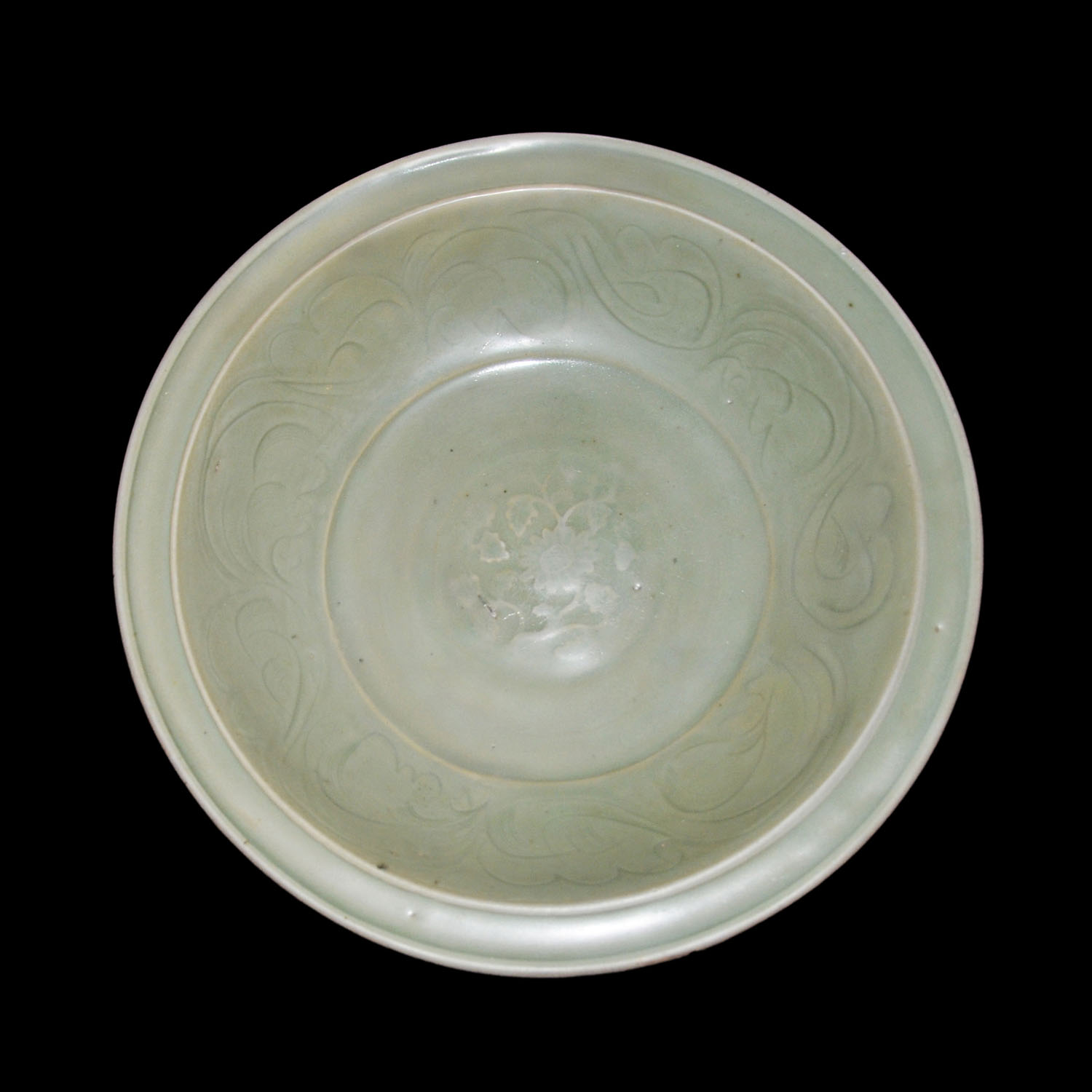 元 龍泉窯刻花花卉折沿盤 Yuan, Longquan Celadon Charger Well potted body with rounded side rising from a short