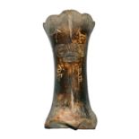 良渚文化(2000 - 3000 BC)稀有骨雕獸面紋象形文字獸骨 動物骨雕神人獸面紋，精細, 相似同期碾刻的玉璋, 兩側有尖齒狀扉棱，刻有銘文。 Neolithic Liangzhu Culture