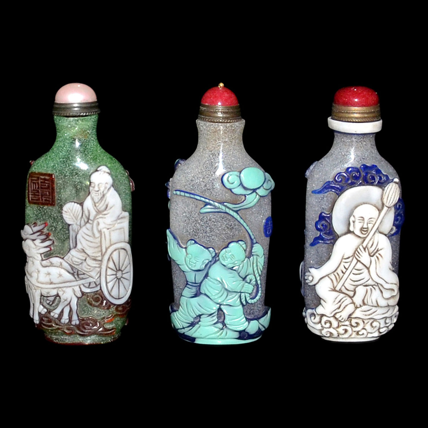 料彩童戲、羅漢、仙人鹿車鼻煙壺一套三件 Assorted Three Overlay Glass Snuff Bottles with Carved Luohan, Children at