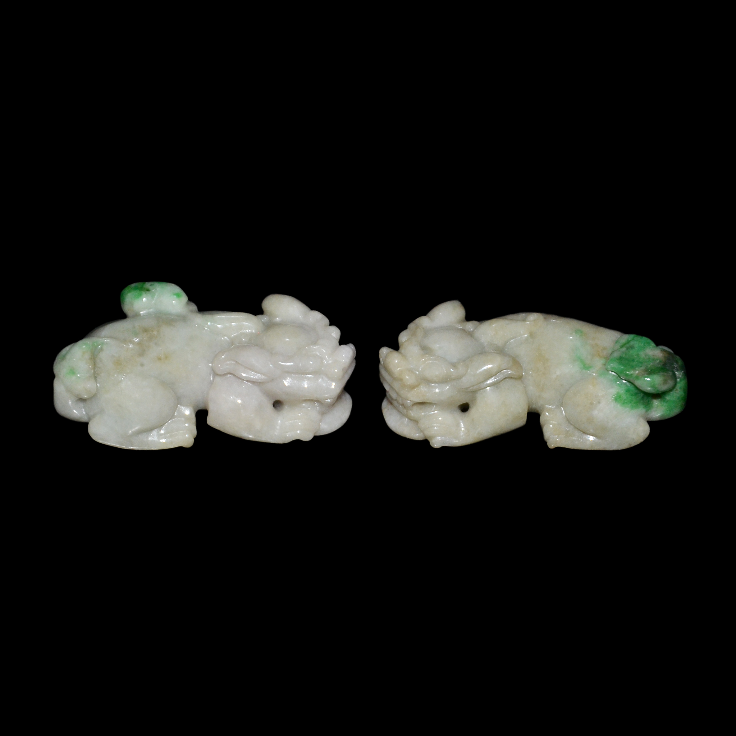 翡翠雕辟邪掛飾一對 A Pair of Jadeite Carving of Bixie Well carved opaque two recumbent bixie. Length: 2 in (