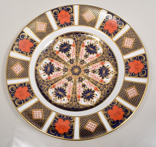 Royal Crown Derby plate, Old Imari pattern, diameter 27cm and two others, smaller (3).