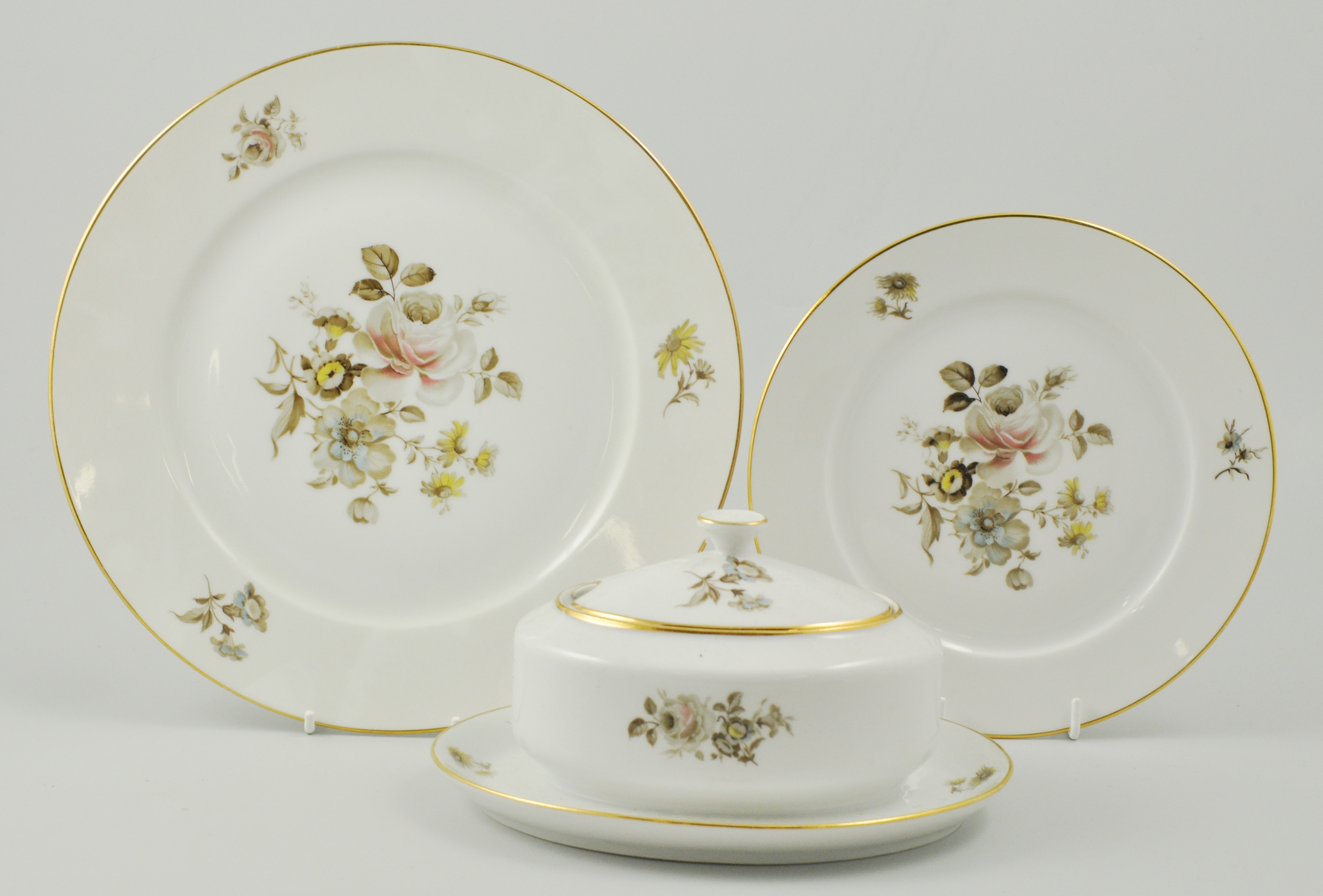 "Hutschenreuther", Germany, part tea and dinner ware, to included seven soup bowls, two oval dishes,