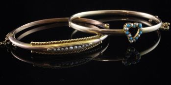 An Edwardian 15ct gold hinged bracelet with central heart motif set with turquoise and seed