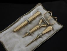 An early 20th century Dutch 583 standard gold sewing necessaire, comprising pair of scissors with