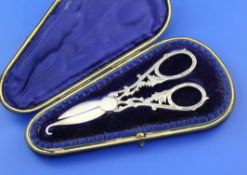 An Edwardian cased pair of silver grape shears, with engraved foliate decoration and hooked blade,