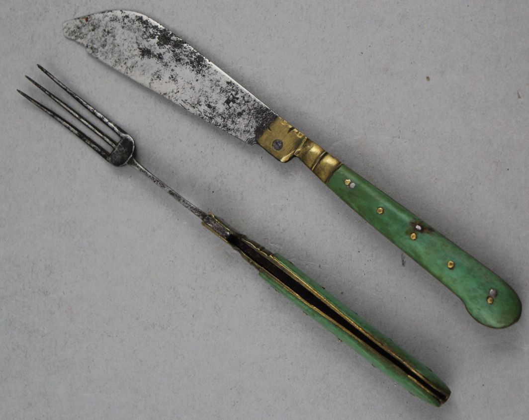 A late 17th / early 18th century folding travelling knife and fork, each with green stained ivory - Image 5 of 5
