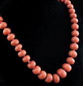 A single strand graduated coral bead necklace, with gold mounted clasp, gross weight, 73 grams, 21.