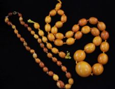 A single strand graduated amber oval bead necklace, gross 82 grams, 23in, together with a smaller