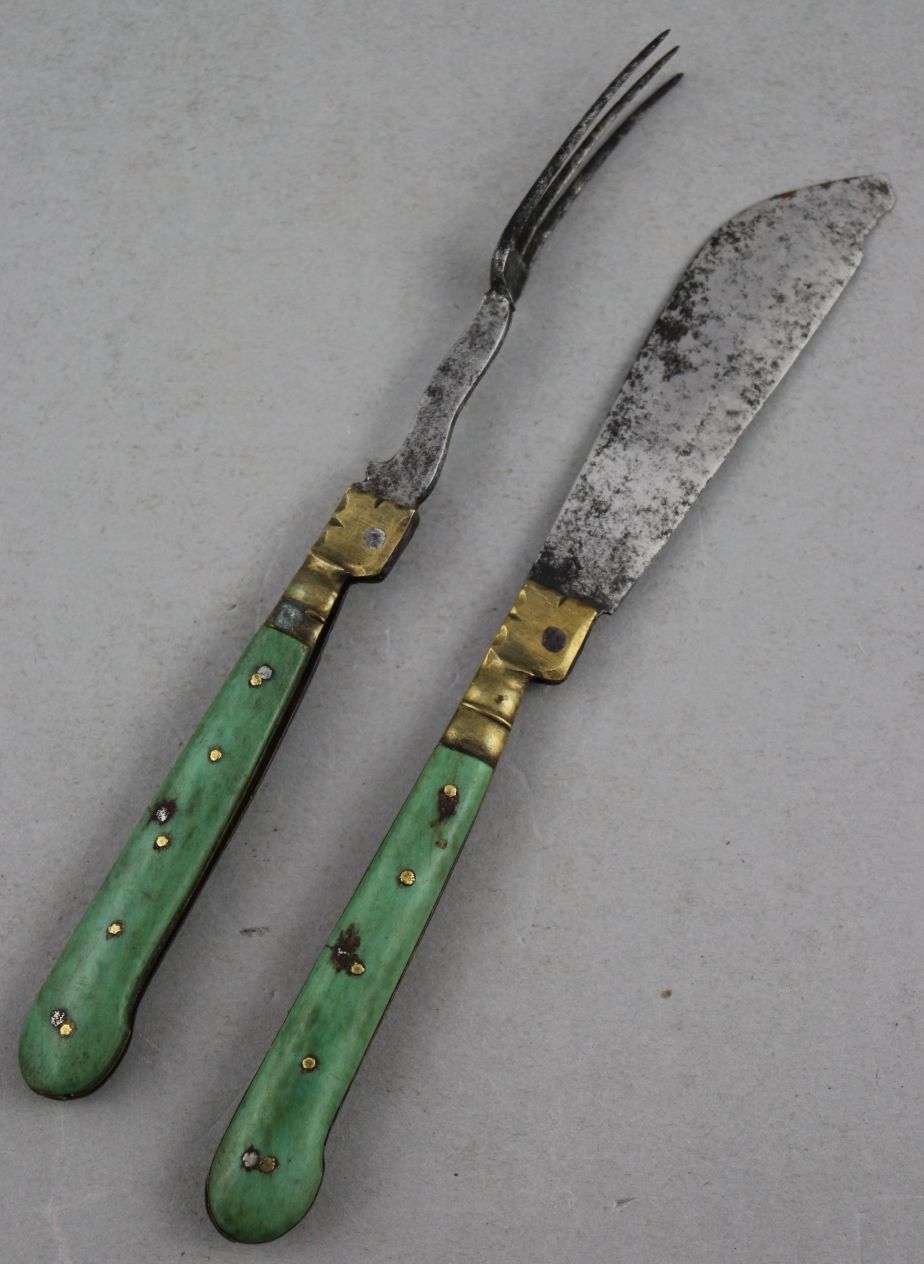 A late 17th / early 18th century folding travelling knife and fork, each with green stained ivory - Image 3 of 5