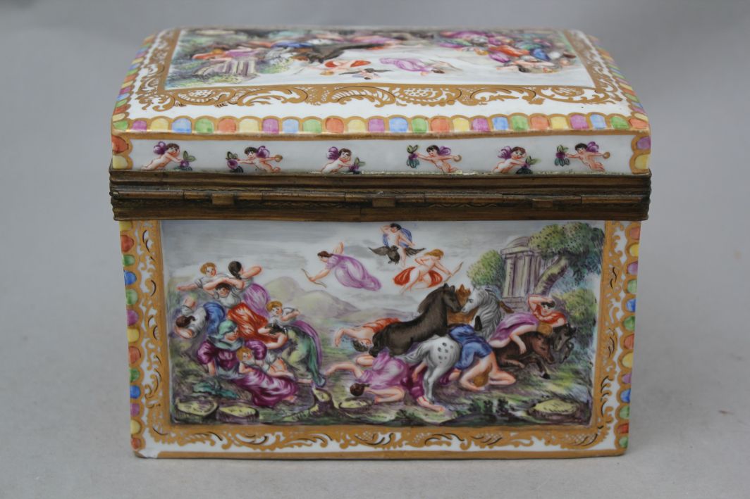 A Richard Ginori Capo di Monte style casket and cover, typical relief moulded and enamelled with - Image 5 of 7