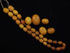 A single strand graduated amber bead necklace, (thread broken), gross weight 42 grams, approx. 18.