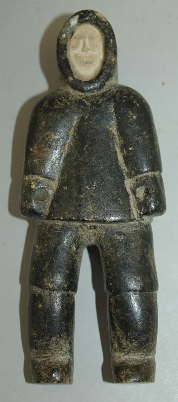 An Inuit carved soapstone figure of a male standing, wearing a thick coat and hood, 5.25in. - Bild 2 aus 4