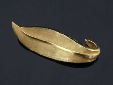 A 1960's textured 18ct gold leaf brooch, import marked for E Ltd. London, 1963, 11.9 grams, 2in.