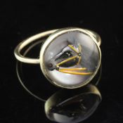 A gold and Essex crystal ring, of circular form, decorated with a horse's head, size M.