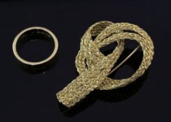 A textured 18ct gold knot brooch and a late 1960's Kutchinsky 18ct gold wedding band, 1.75in and