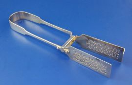 A pair of George IV silver fiddle pattern asparagus tongs, with pierced blades, William Chawner