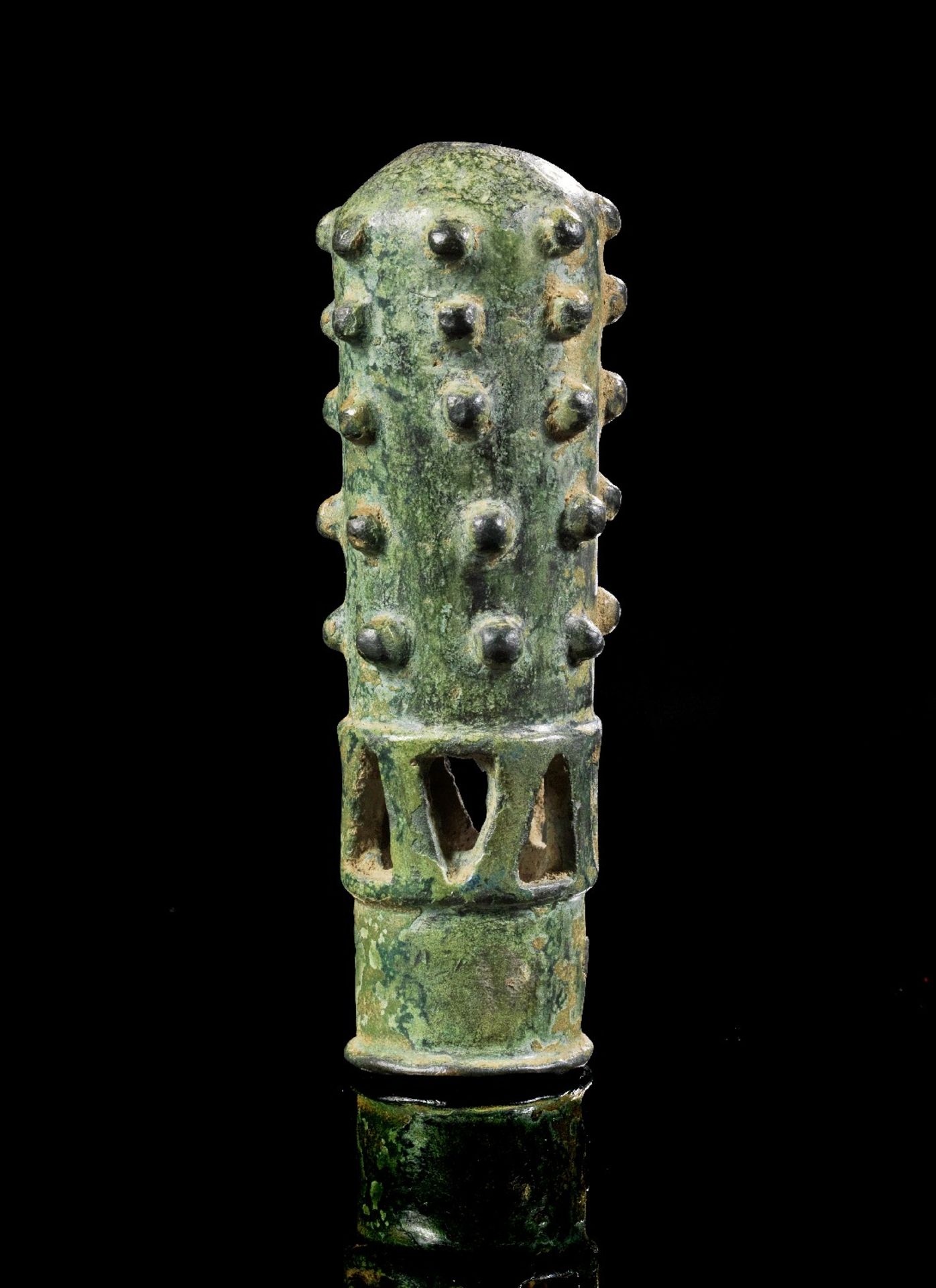 Bronzener Keulenkopf. Elamitisch, 3. Jt. v. Chr. L ca. 11cm, Dm 3,1cm. Mit Noppen besetzter