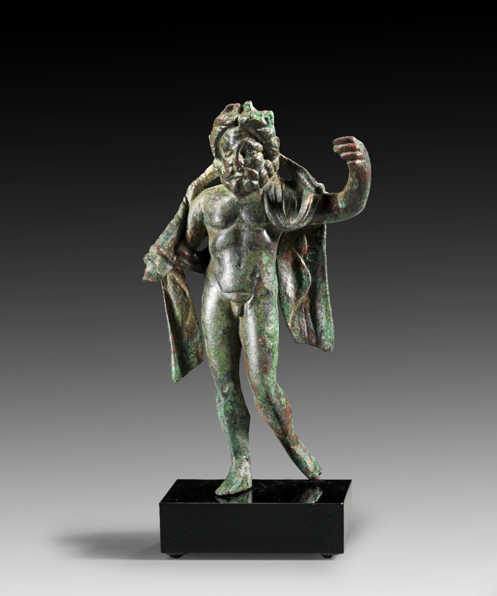 Zeus. Römische Kaiserzeit, 1. - 2. Jh. n. Chr. H 11cm. Bronzevollguss. Statuette des nackten, nur