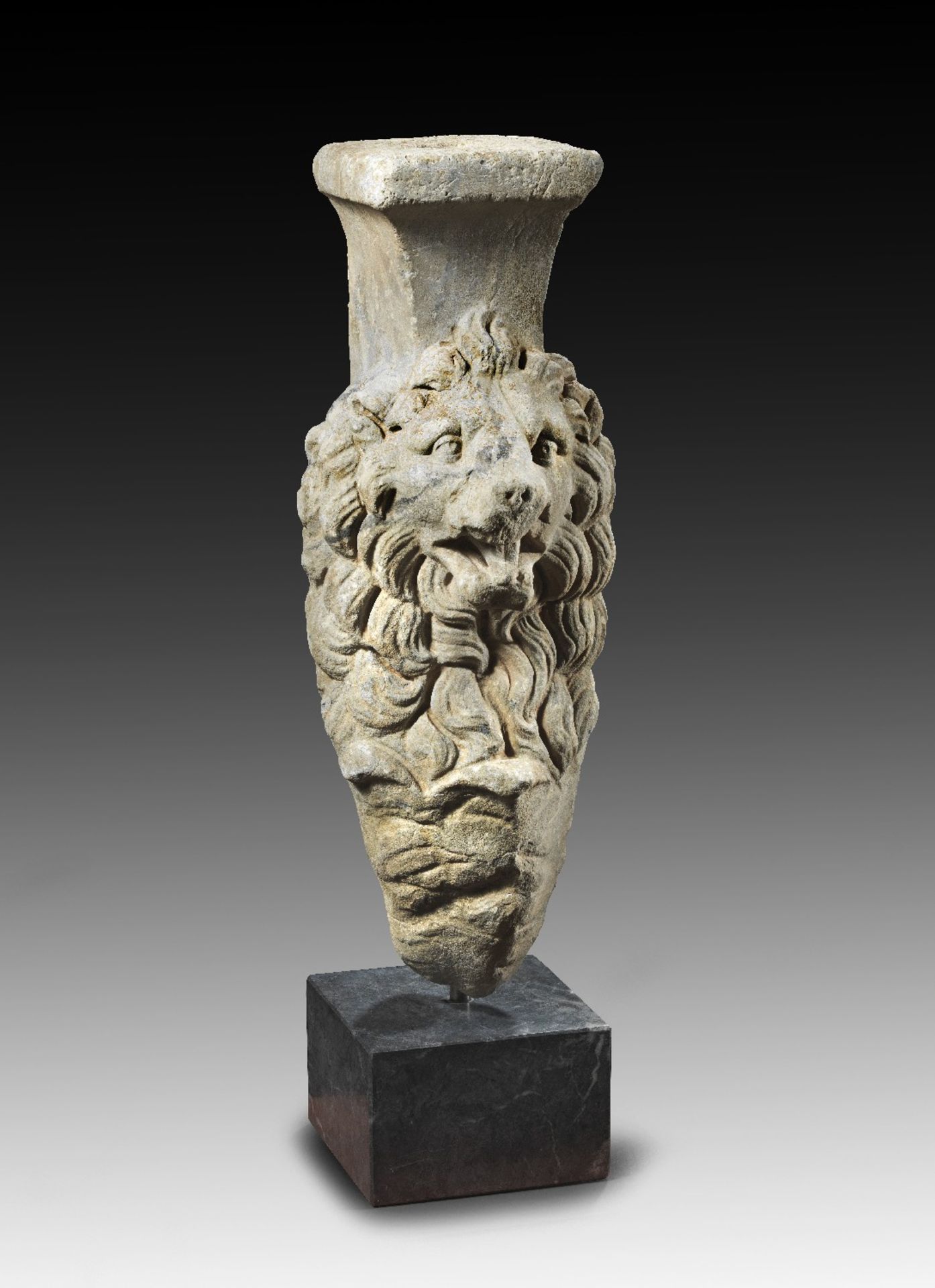 Römischer Tischfuß mit Löwenkopf. Römische Kaiserzeit, 2. - 3. Jh. n. Chr. H 60cm. Weißgrauer,