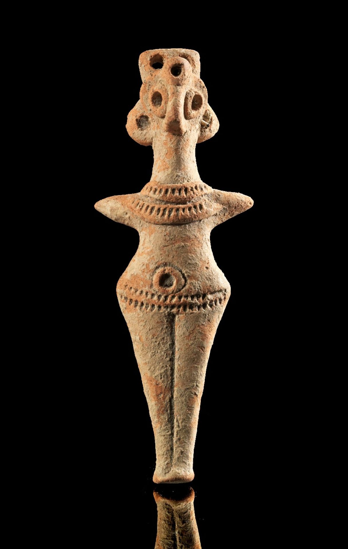 Terrakottastatuette einer weiblichen Gottheit. Syro-hethitisch, 2. Jt. v. Chr. H 13cm. Aus rotem Ton