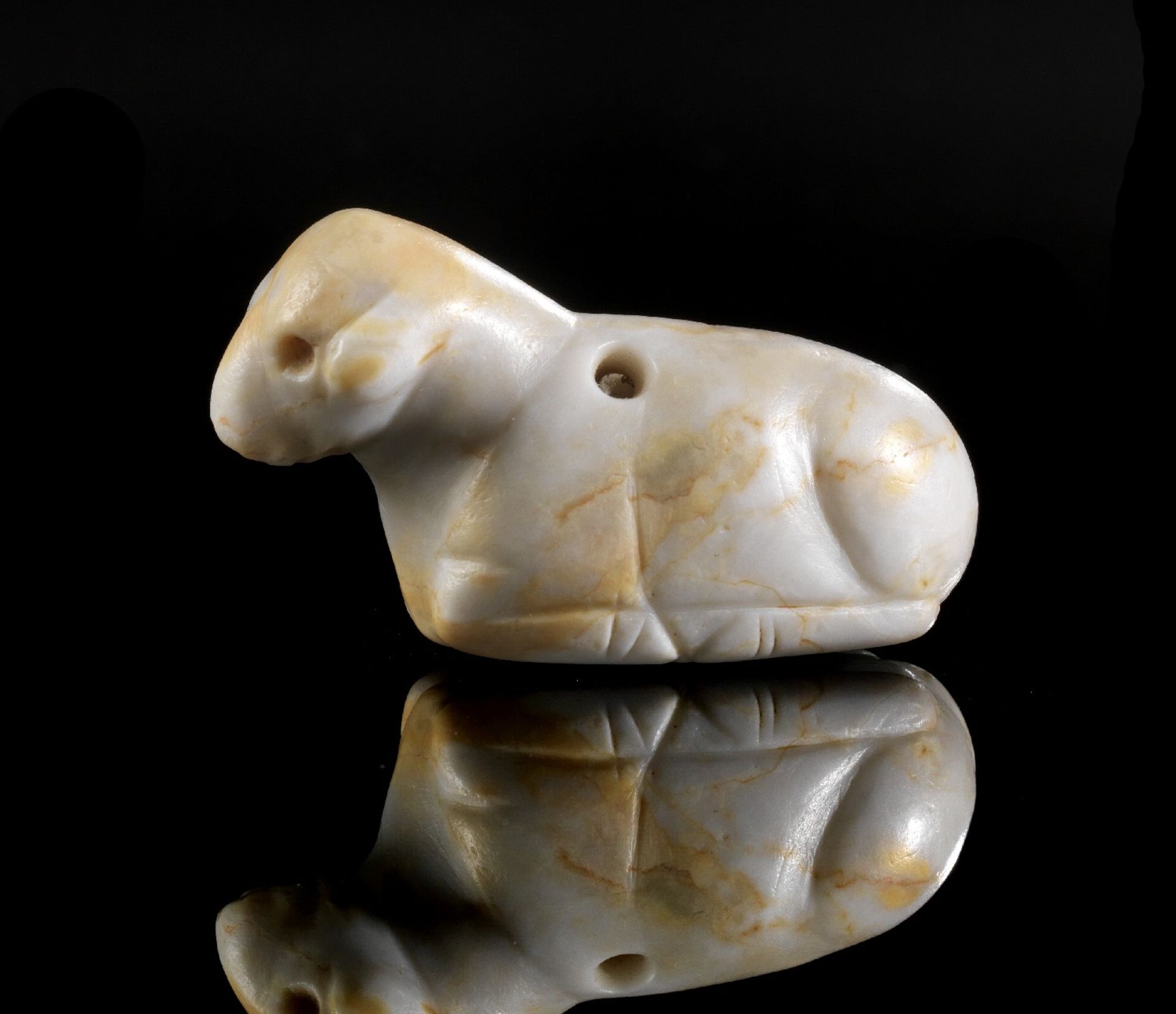 Amulett in Form eines Schafs. Sumerisch, ca. 3100 - 2900 v. Chr. L 5,7cm, H 3,2cm. Späte Uruk/