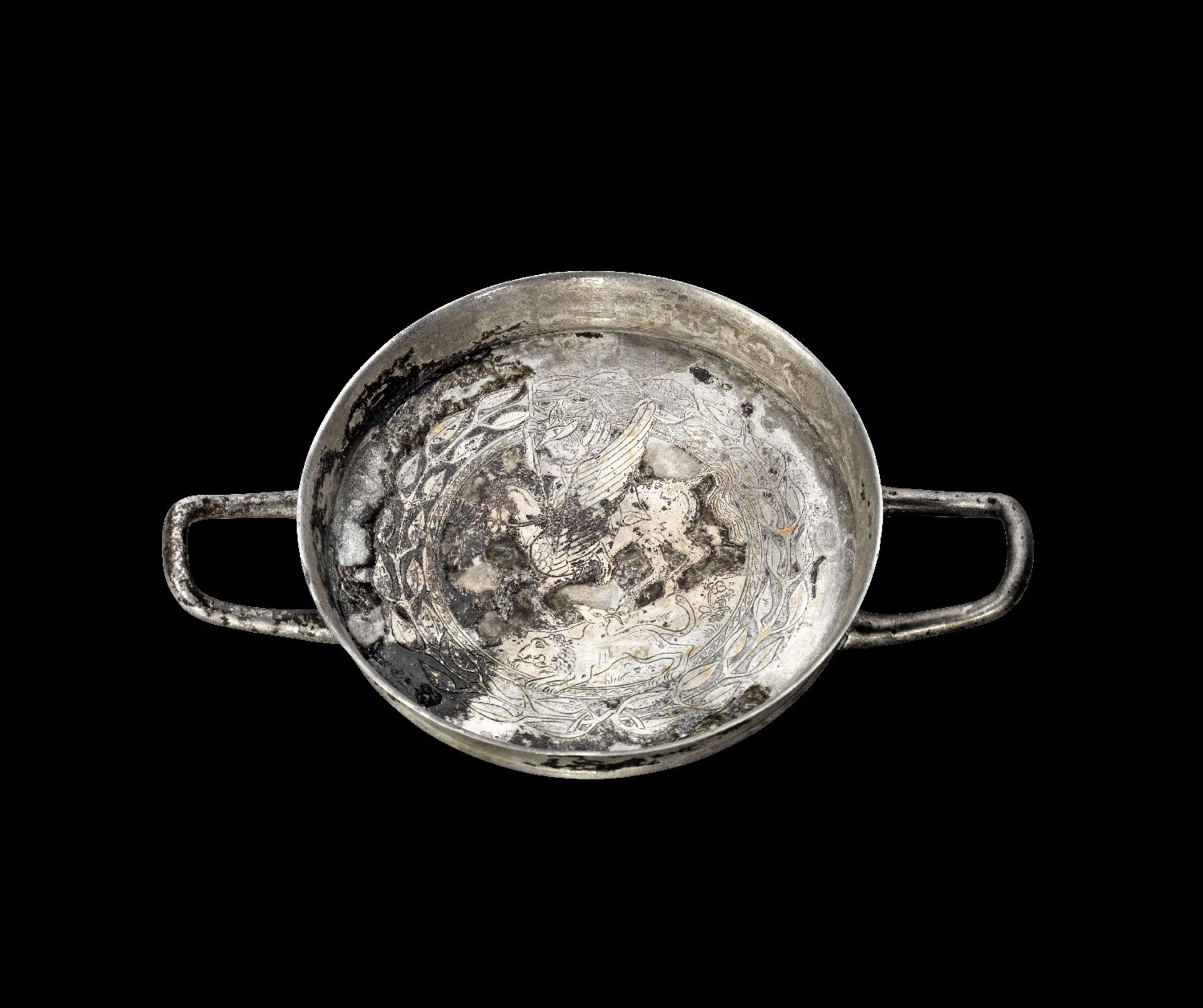Flache Silberschale mit Bellerophon. Griechisch, 4. Jh. v. Chr. H 2,7cm, Dm ohne Henkel 13,2cm. - Bild 2 aus 2