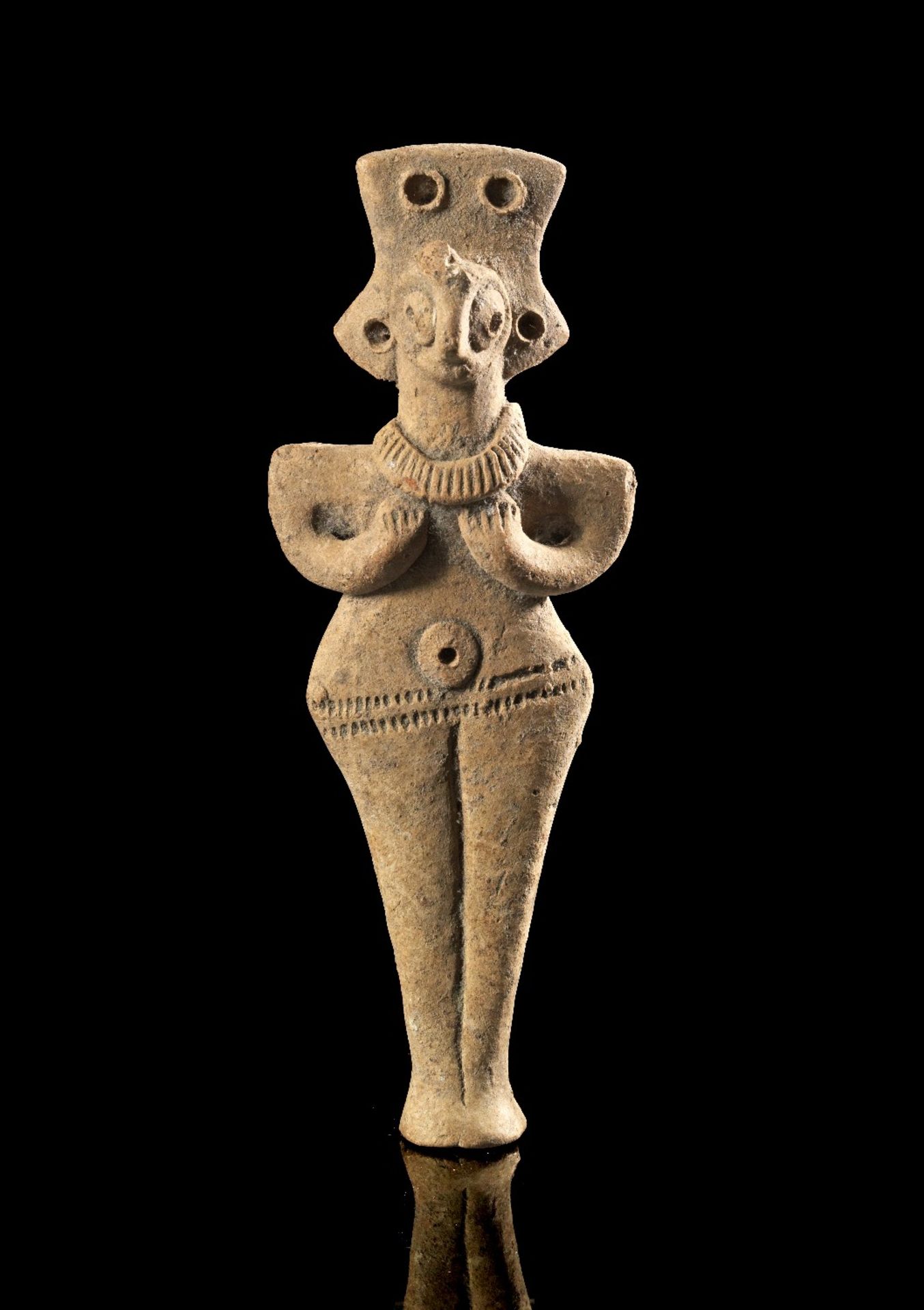 Terrakottastatuette einer weiblichen Gottheit. Syro-hethitisch, 2. Jt. v. Chr. H 14,4cm. Aus