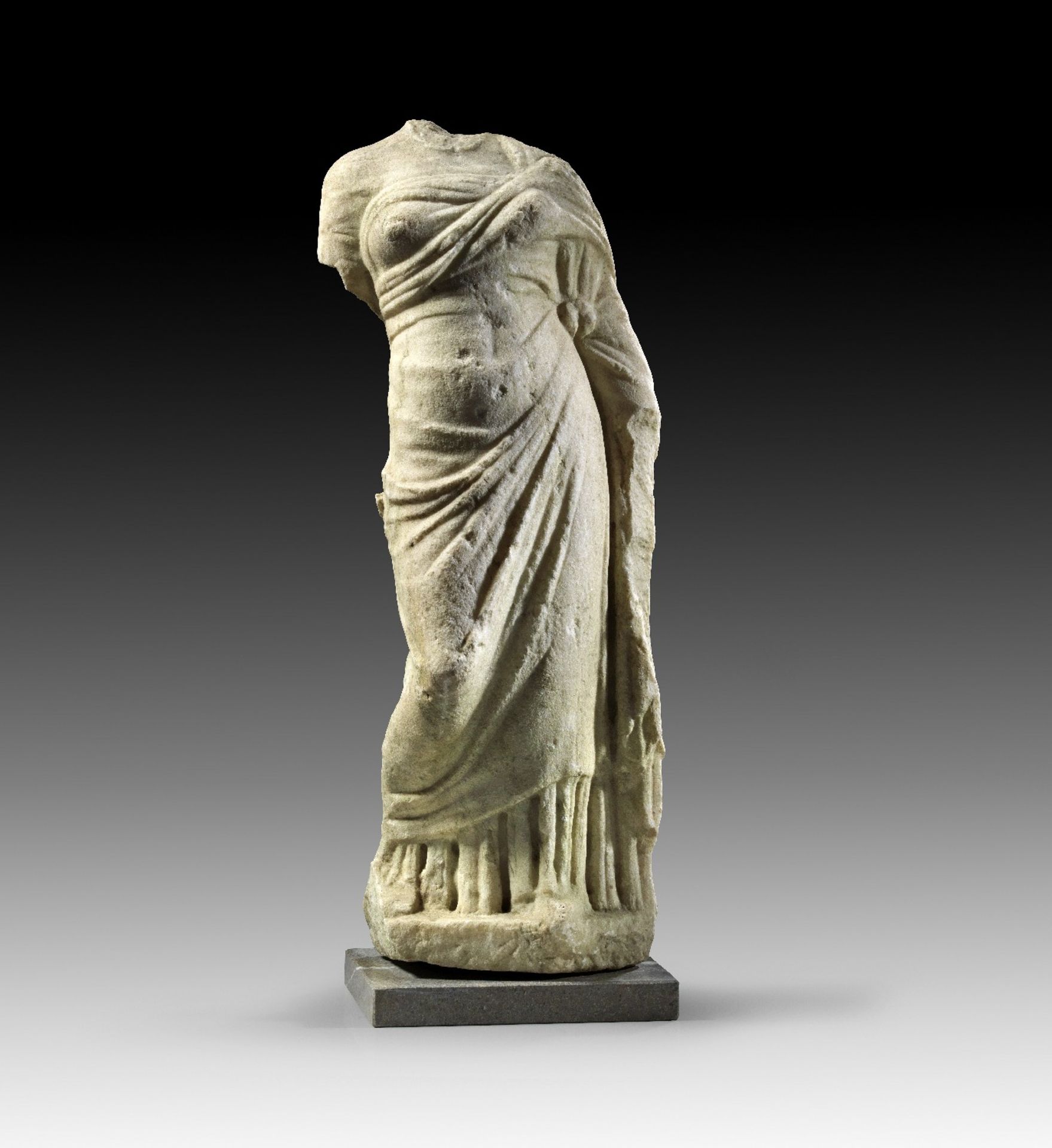 Weibliche Gewandstatue. Hellenistisch, 3. Jh. v. Chr. H 60,5cm. Weißer, feinkristalliner Marmor.