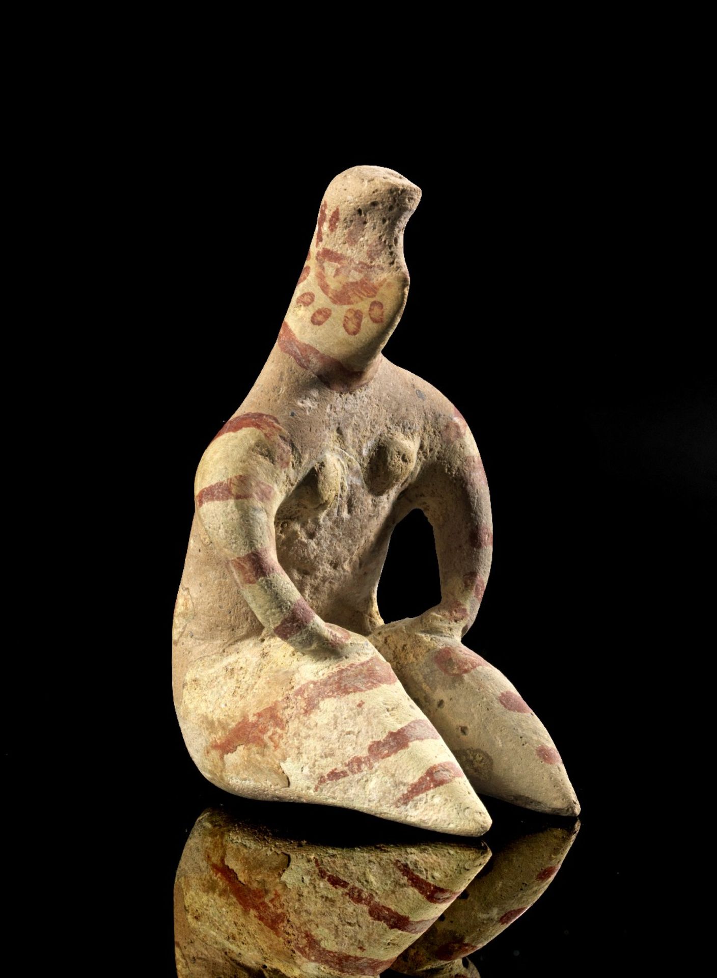 Tonidol des Tell-Halaf-Typus. Nordmesopotamien, 5. Jt. v. Chr. H 8,2cm. Sitzende, weibliche Figur