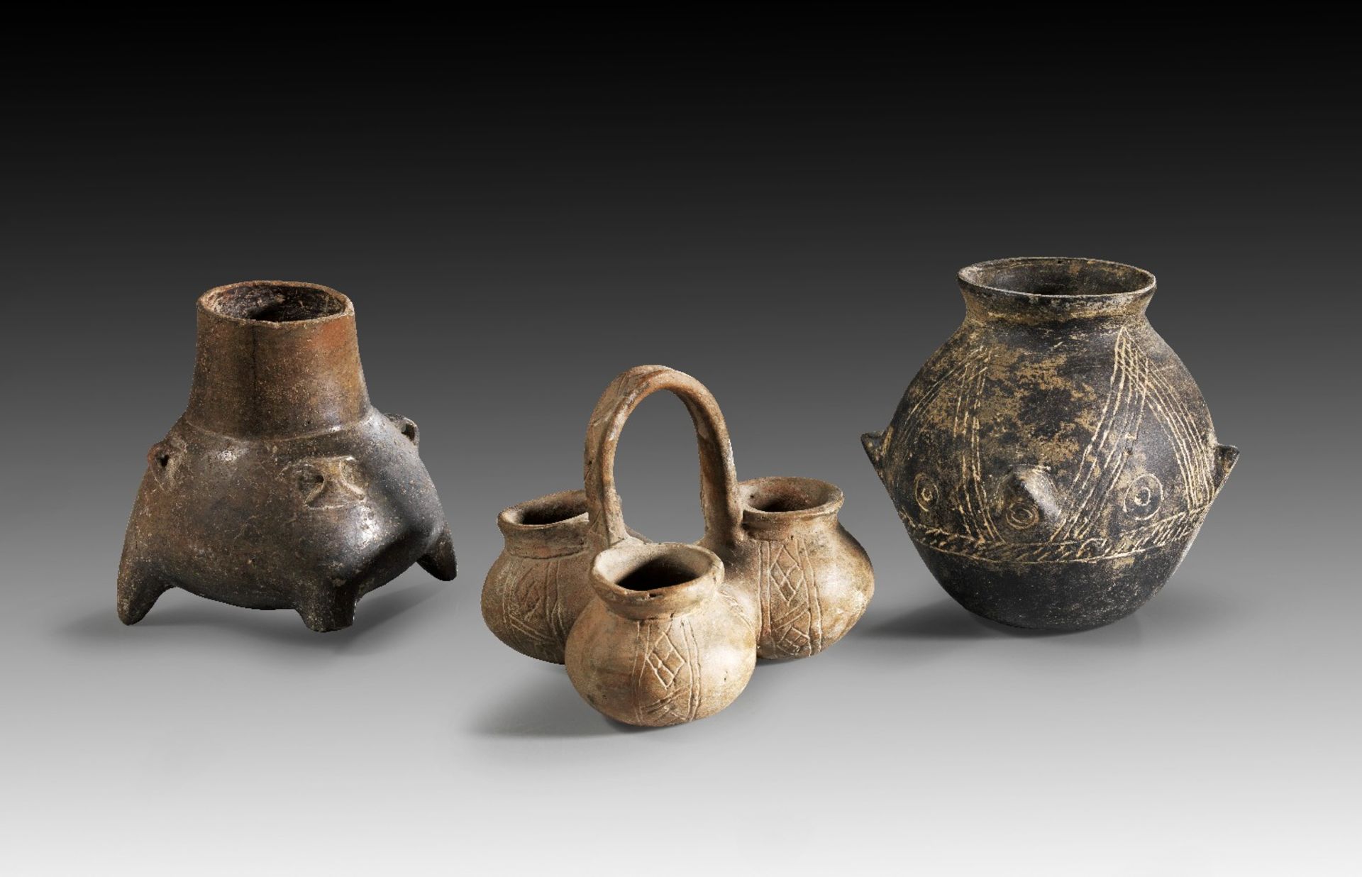 Drei Gefäße der Yortan-Kultur. 2700 - 2000 v. Chr. a) H 13,1cm. Bauchiger Topf mit vier Noppen u.