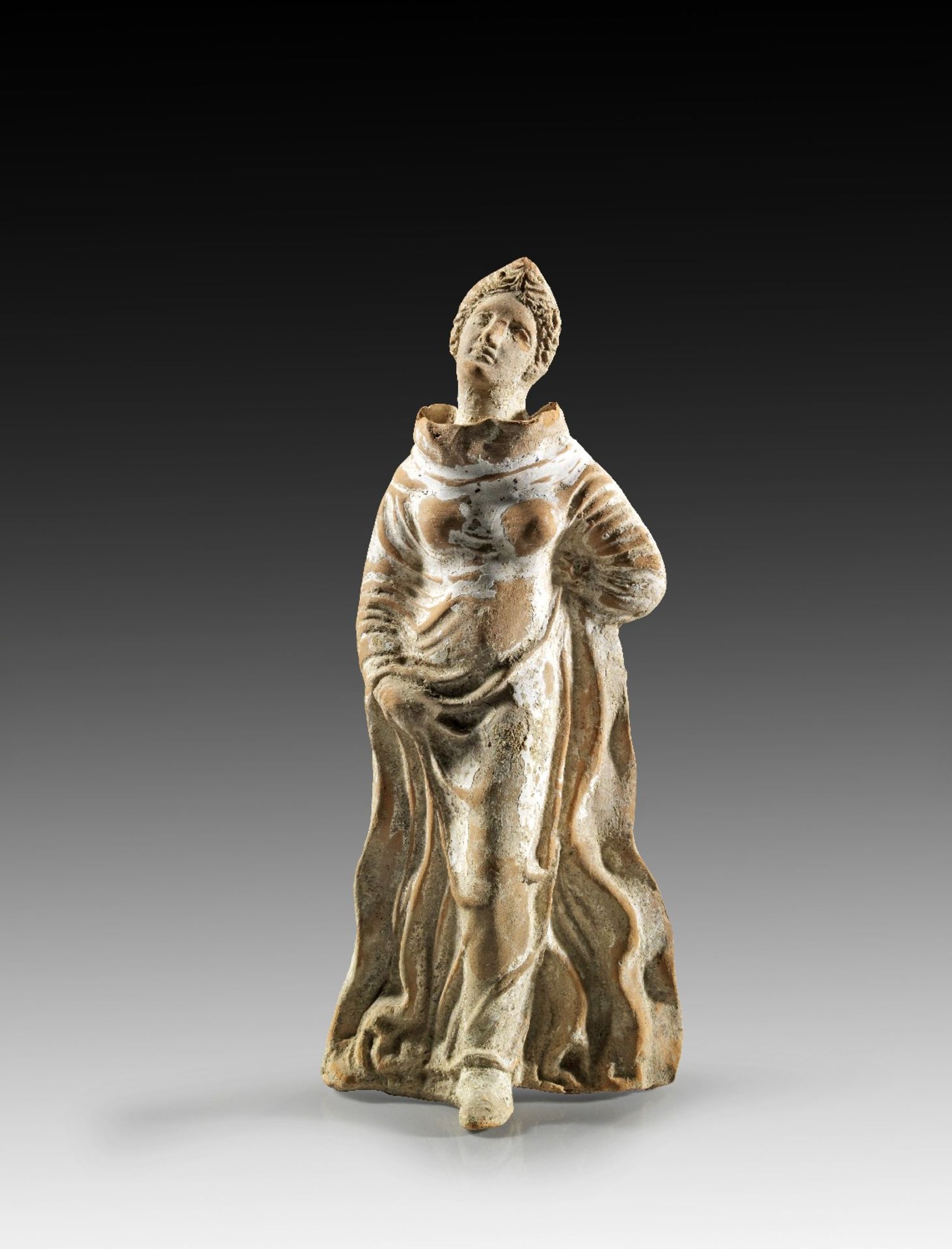 Tänzerin. Griechisch, 3. Jh. v. Chr. H 21cm. Rötlicher Ton mit weißem Überzug. Figur einer tanzenden