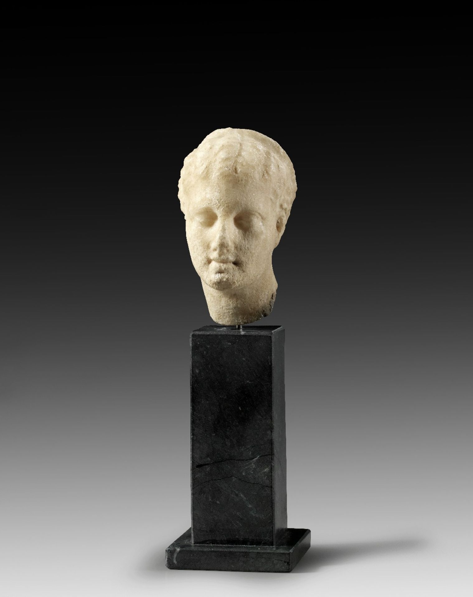 Hellenistischer Mädchenkopf. 3. - 2. Jh. v. Chr. H 9cm. Weißer, feinkristalliner Marmor. Schlankes
