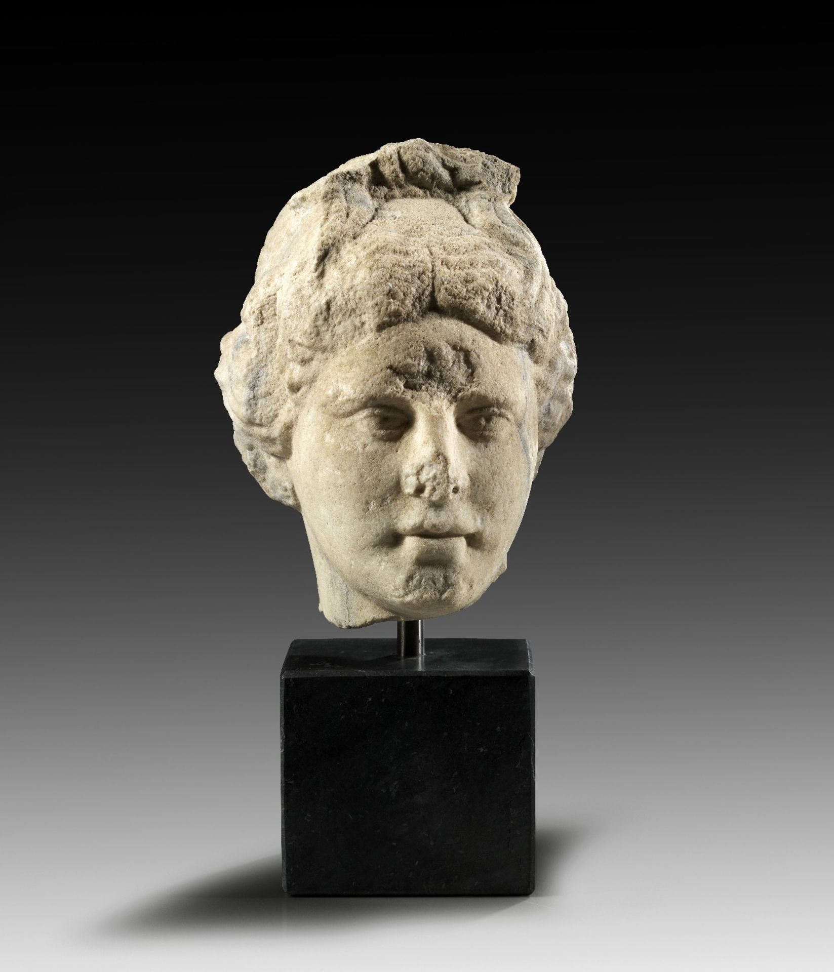 Kopf einer Göttin. Römische Kaiserzeit, 2. Hälfte 2. Jh. n. Chr. H 17,5cm. Weißer, feinkristalliner,
