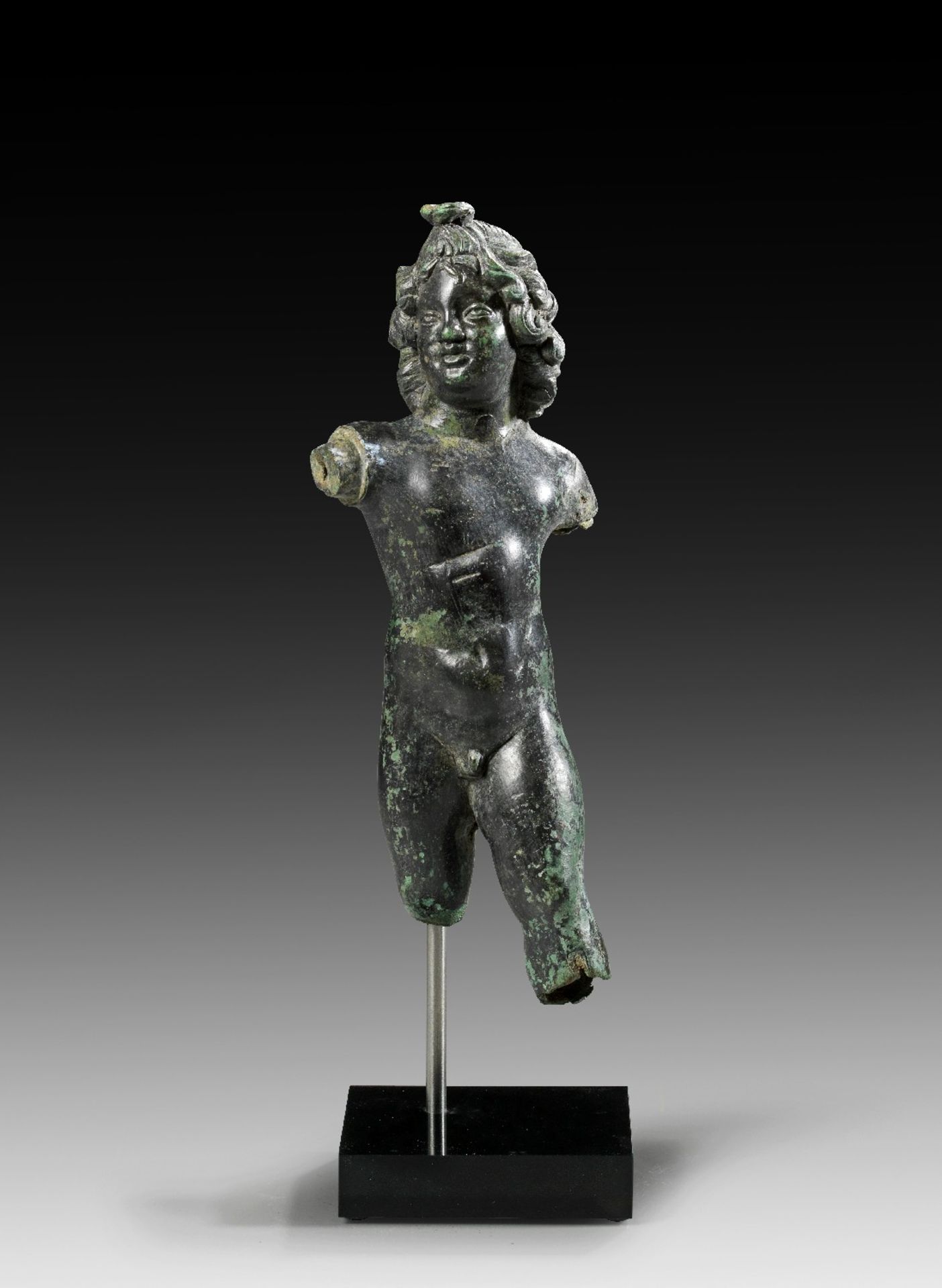 Torso eines Eros. Römisch, 1. - 2. Jh. n. Chr. H 19cm. Bronzehohlguss. Nackter Eros mit