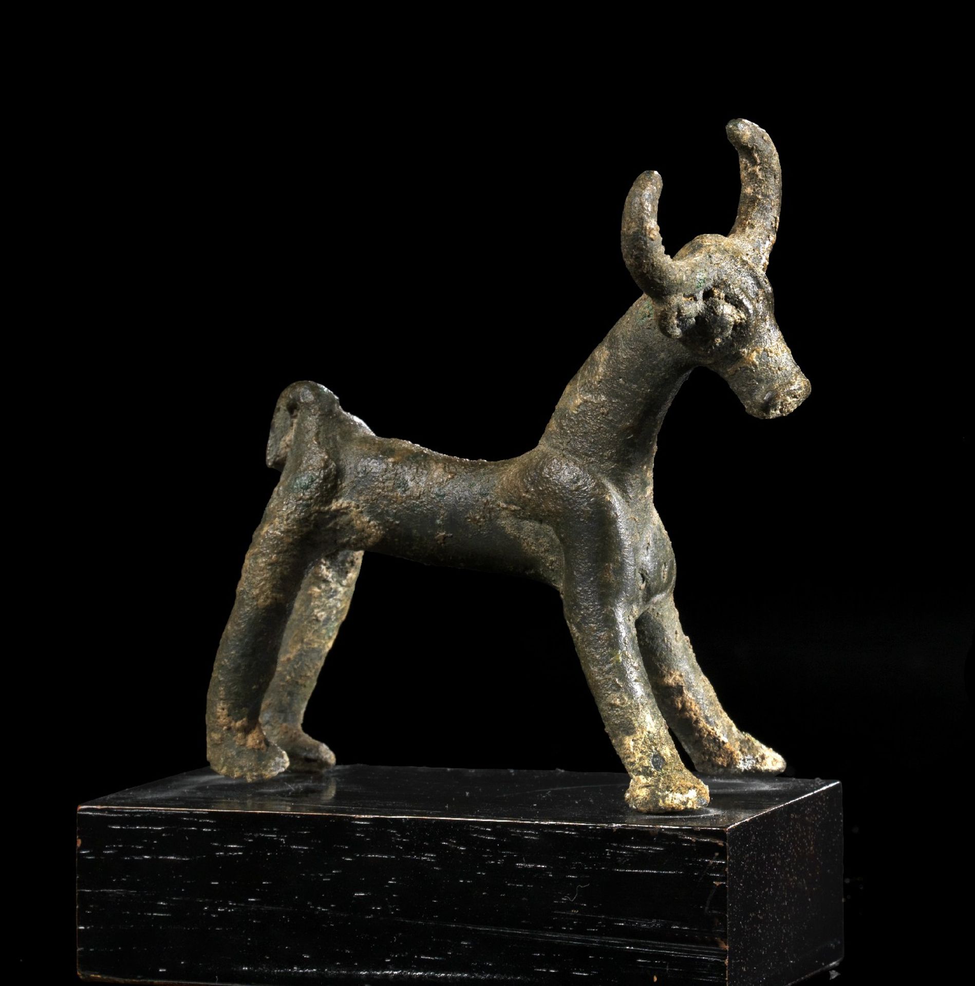 Bronzestier. Iran, um 900 - 700 v. Chr. H 8,1cm. Kleiner Stier mit etwas nach vorne gestreckten