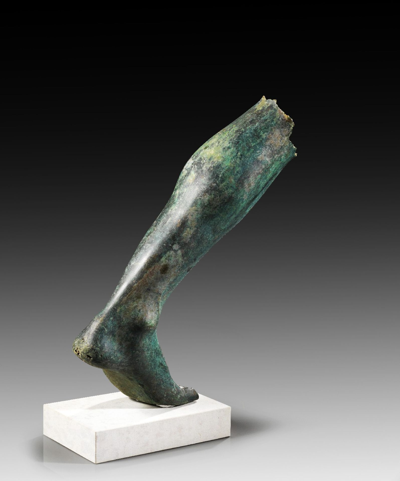 Bein. Römische Kaiserzeit, 1.  2. Jh. n. Chr. H 60cm. Bronzehohlguss. Grüne Patina, fragmentarisch. - Bild 2 aus 2