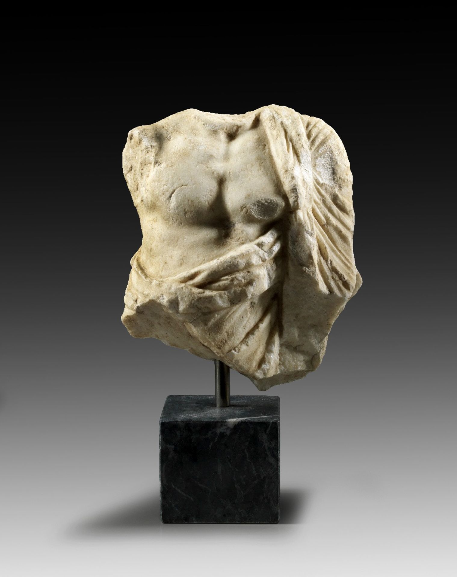 Torso des Asklepios. Römische Kaiserzeit, 1. - 2. Jh. n. Chr. H 35cm. Weißer, feinkristalliner