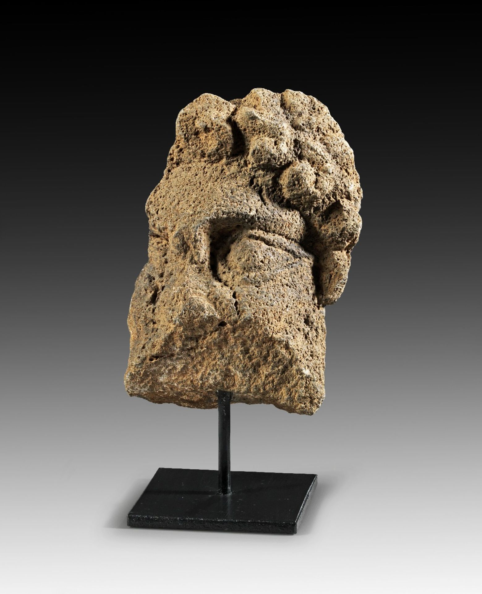 Gesichtsfragment eines Bärtigen. Nabatäisch, 1. Jh. n. Chr. Schwarzbrauner Basalt, H 21,5cm.