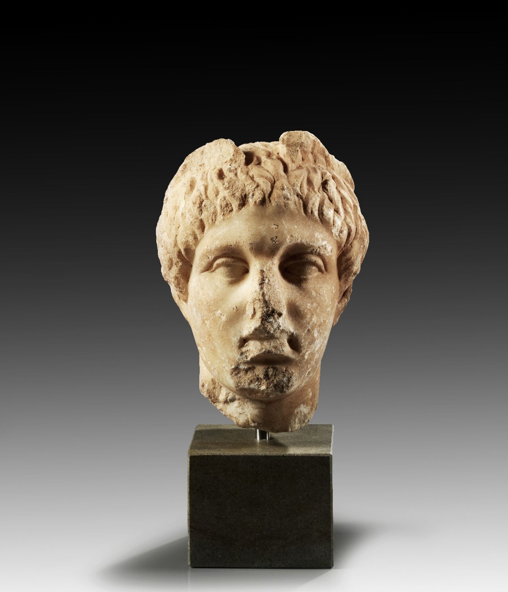Kopf des Hermes. Römische Kaiserzeit, 1. - 2. Jh. n. Chr. H 21cm. Weißer, feinkristalliner Marmor.