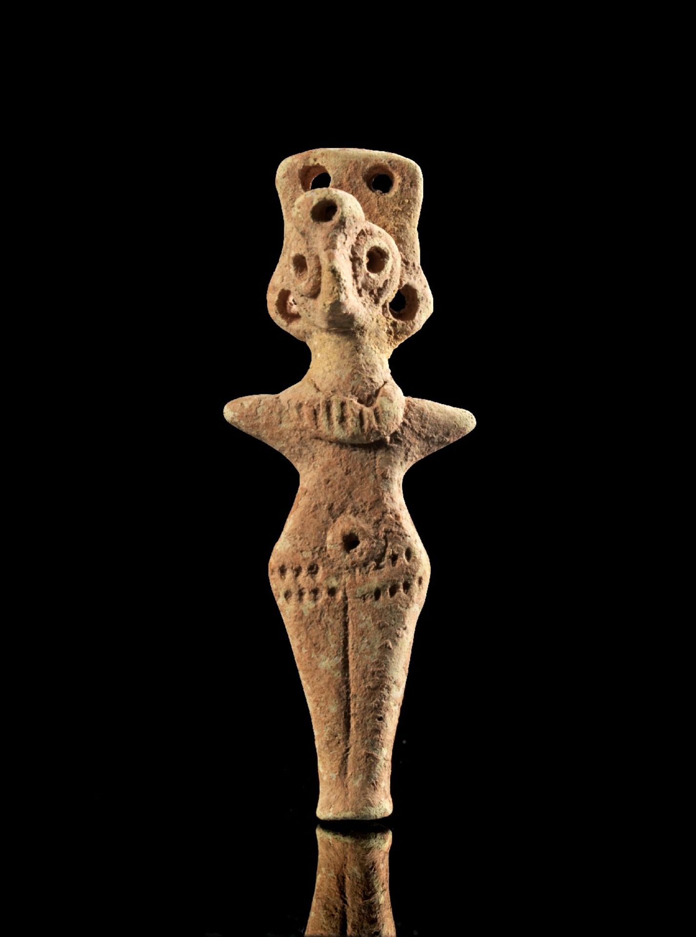 Terrakottastatuette einer weiblichen Gottheit. Syro-hethitisch, 2. Jt. v. Chr. H 8,4cm. Aus hellem