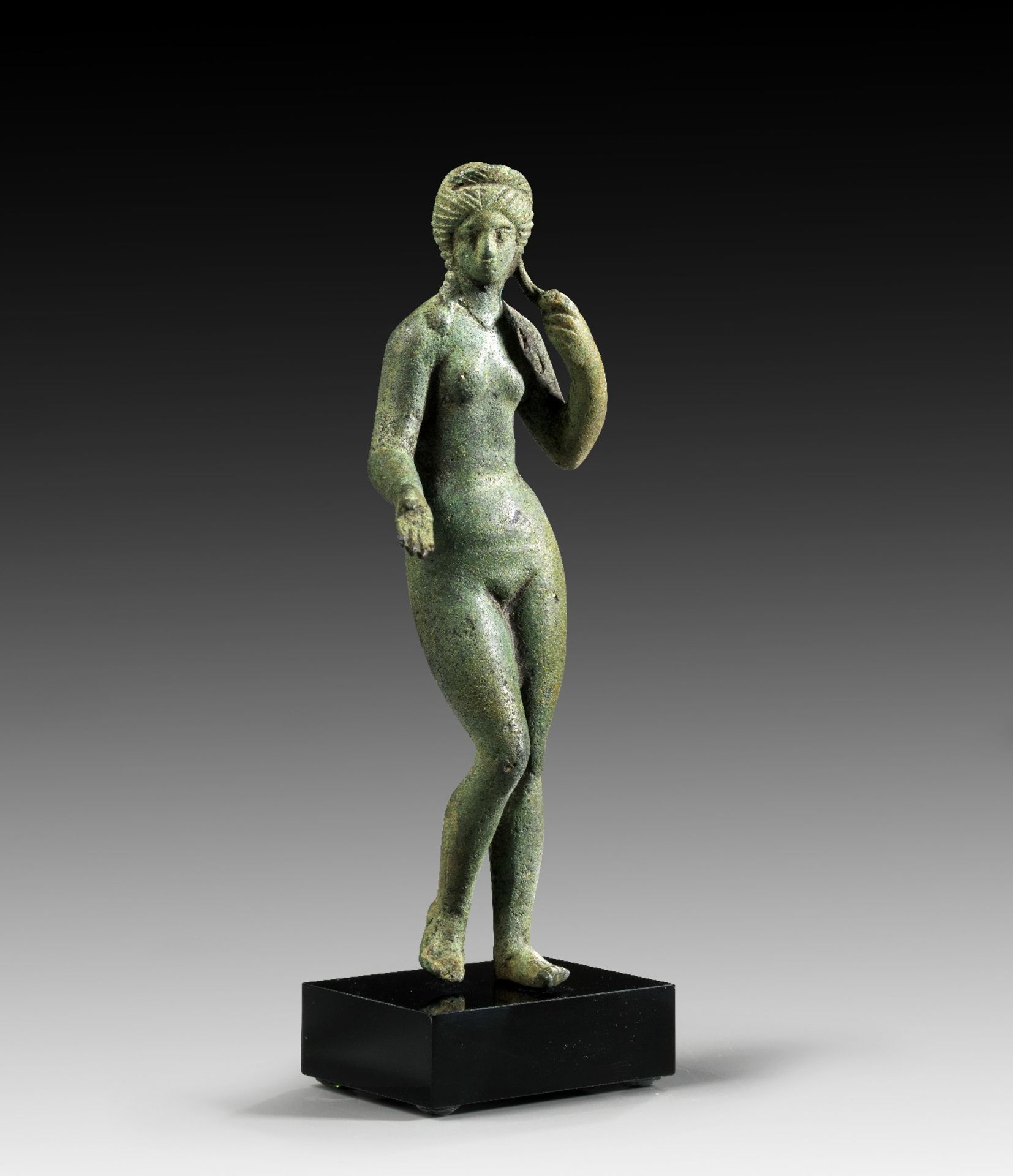 Venus Anadyomene (Faustina minor?). Römische Kaiserzeit, 2. Hälfte 2. Jh. n. Chr. H 12,5cm.