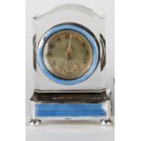 Reloj de esmalte azul guilloché y cristal, pps.S.XX
10 x 4 x 7 cm
100 - 200 €