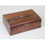 Caja española de caoba con fileteado y chapa de latón 
6 x 14 x 21 cm
125 - 200 €
