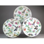 Tres platos de porcelana china de Cantón con decoración de mariposas. Faltas
25 cm
150 - 200 €